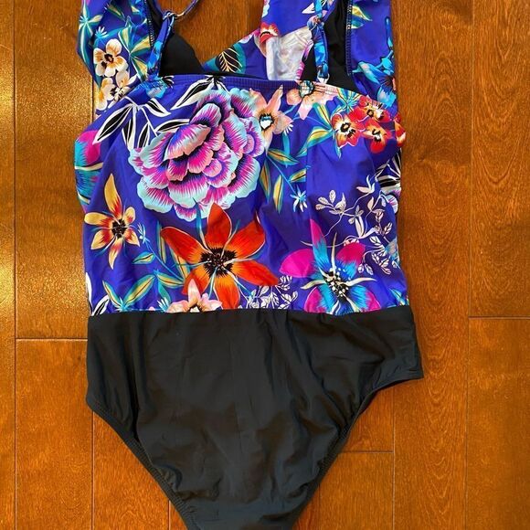 NWT Athena swimsuit in size 8 - Picture 3 of 4